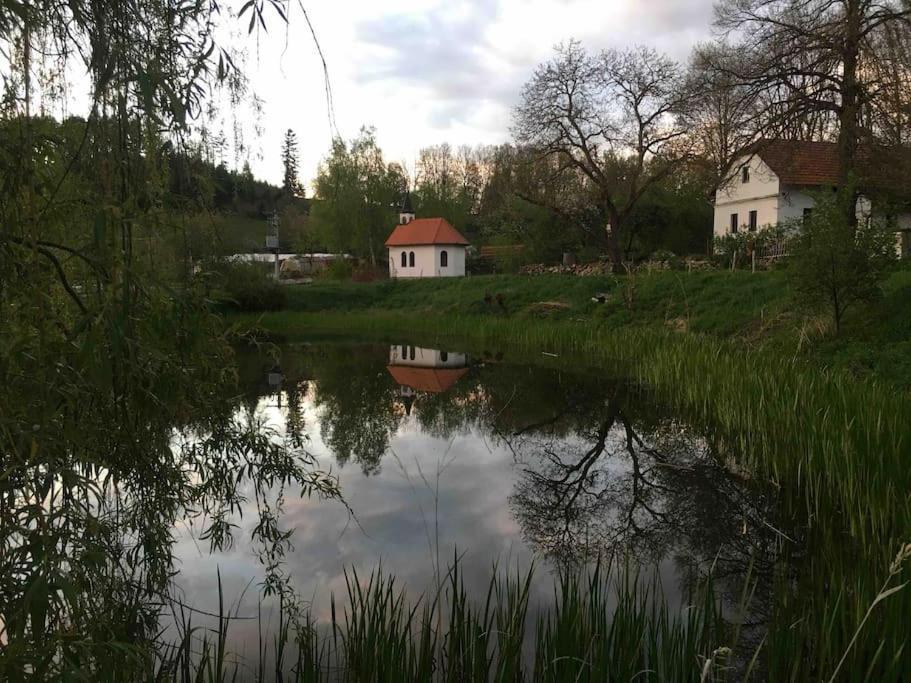127 Let Stara Chalupa Se Spanim Na Peci A Finskou Saunou Jistebnice Exterior foto