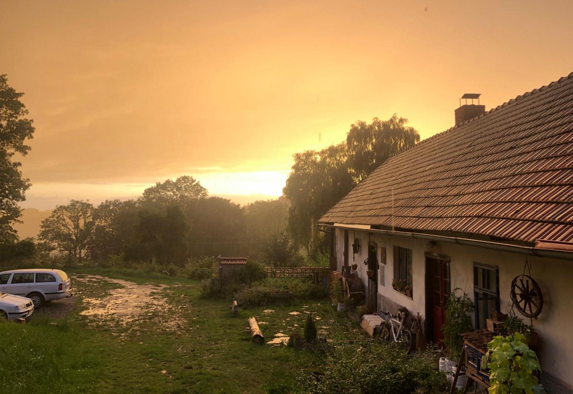 127 Let Stara Chalupa Se Spanim Na Peci A Finskou Saunou Jistebnice Exterior foto